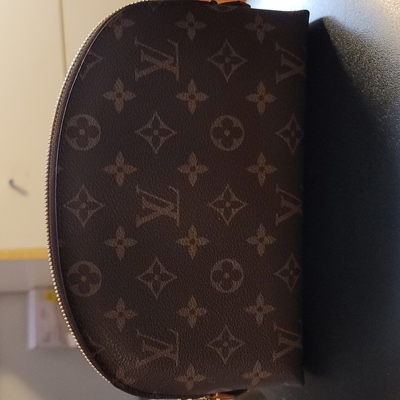 Louis Vuitton Monogram Cosmetic Pouch GM - Picture 2 of 11